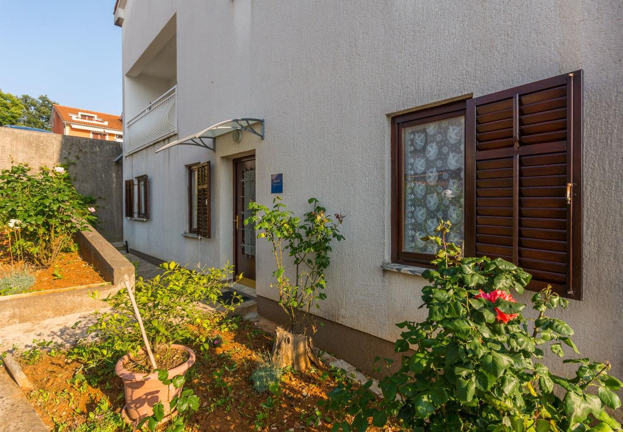 Apartment Domijan By El-Pi Tours Нивице Экстерьер фото